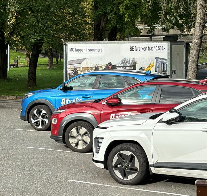 Skolebiler står parkert hos Team Antonsen trafikkskole