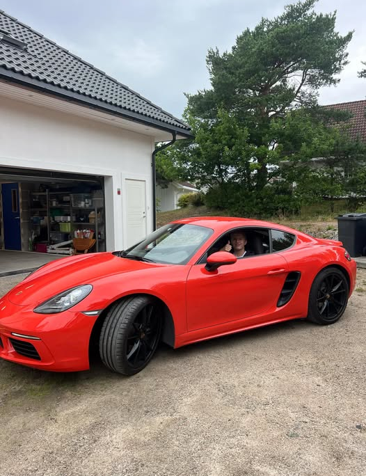 Skolebiler står parkert hos Team Antonsen trafikkskole Skolebiler står parkert hos Team Antonsen trafikkskole